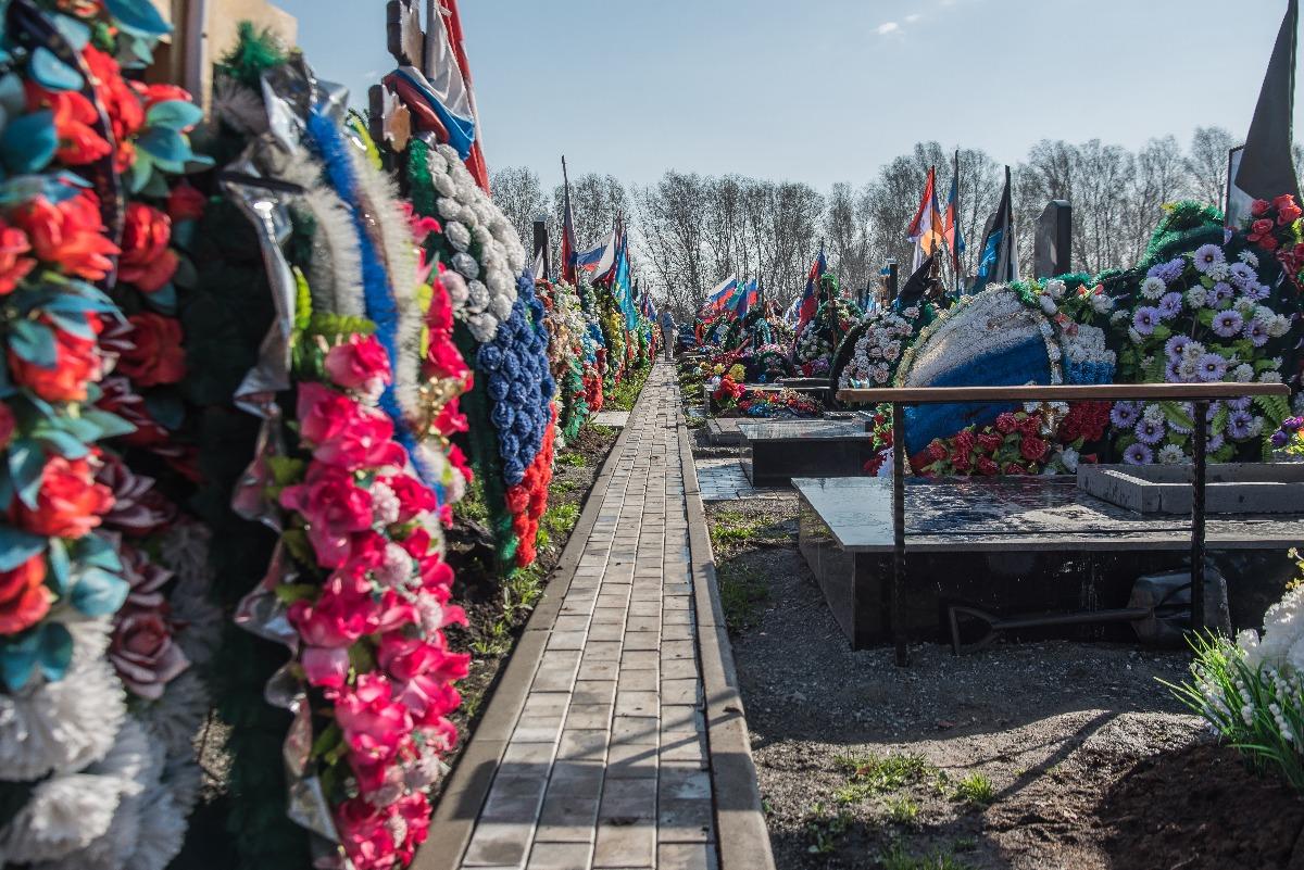 Фото В Новосибирске опубликованы кадры поминовения бойцов СВО в Радоницу 3